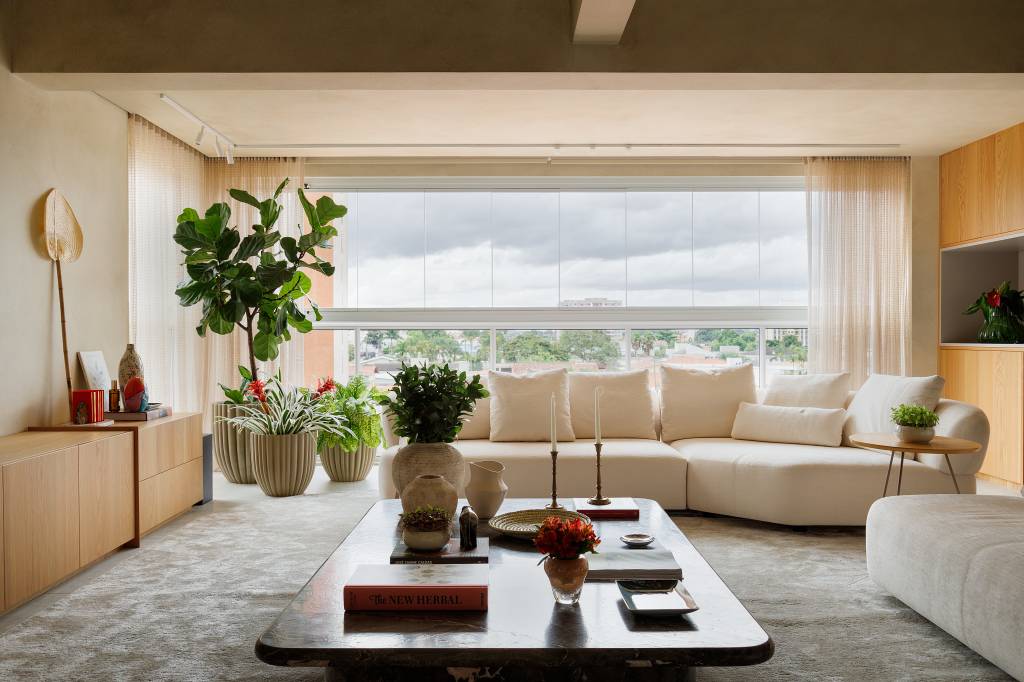 tons-areia-formas-arredondadas-atmosfera-mediterranea-ape-gustavo-marasca-06-sala-varanda Sala de estar integrada com varanda; sofá branco, mesa de centro e plantas