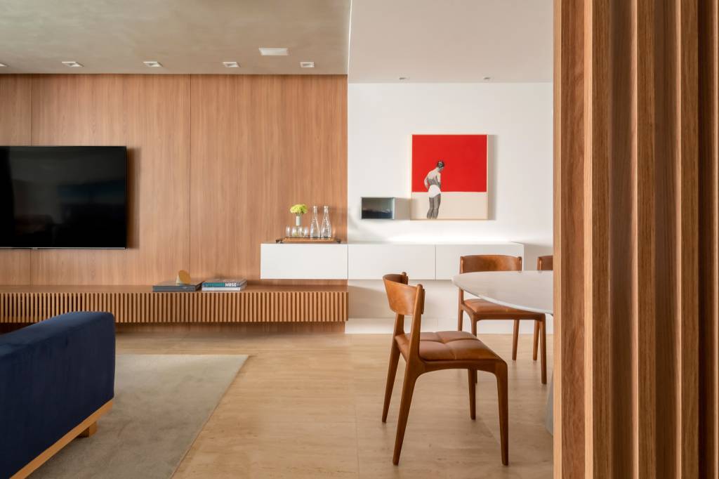 toques-de-azul-referencia-mar-ape-elegante-160m-studio-plano-arquitetura-06 Sala de jantar com madeira; mesa redonda, cadeiras de madeira, buffet branco e quadro
