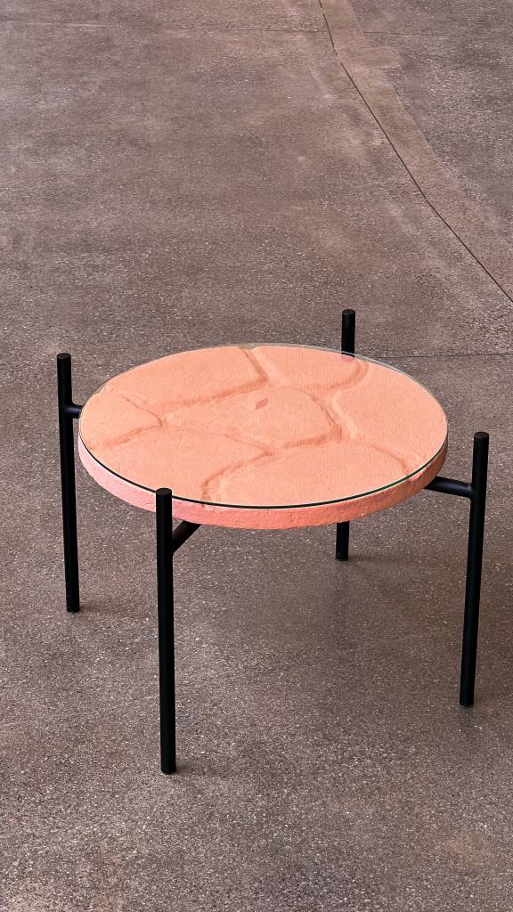 Cópia de 1 Mesa Sertão, primeiro móvel a base de cogumelos no país, assinado por Anima Studio Design para Mush Créditos Divulgação Startup brasileira cria móvel, luminária e urna funenária com cogumelos. Na foto, Mesa Sertão Anima Studio Design para Mush.