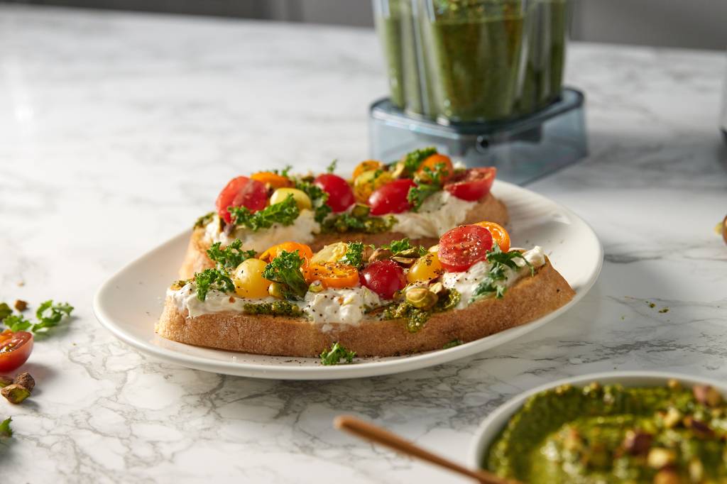 3 receitas para tornar as suas tardes mais saborosas torradas com tomate cereja e pesto de pistache receita