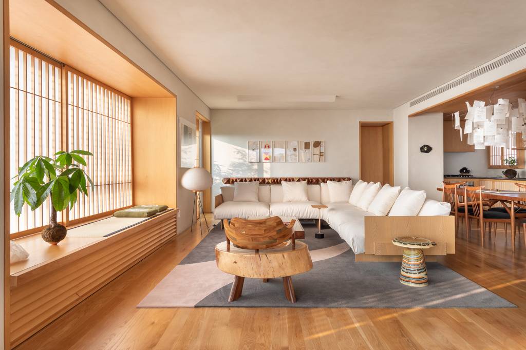 apartamento-140-m2-inspirado-arquitetura-japonesa-terra-capobianco-credito-evelyn-muller-sala (11) Apartamento 140 m2 inspirado arquitetura japonesa Terra Capobianco decoração madeira sala estar sofa tapete luminaria poltrona