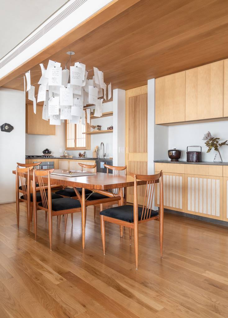 apartamento-140-m2-inspirado-arquitetura-japonesa-terra-capobianco-credito-evelyn-muller-sala-jantar (38) Apartamento 140 m2 inspirado arquitetura japonesa Terra Capobianco decoração madeira sala jantar mesa luminaria quadro cozinha