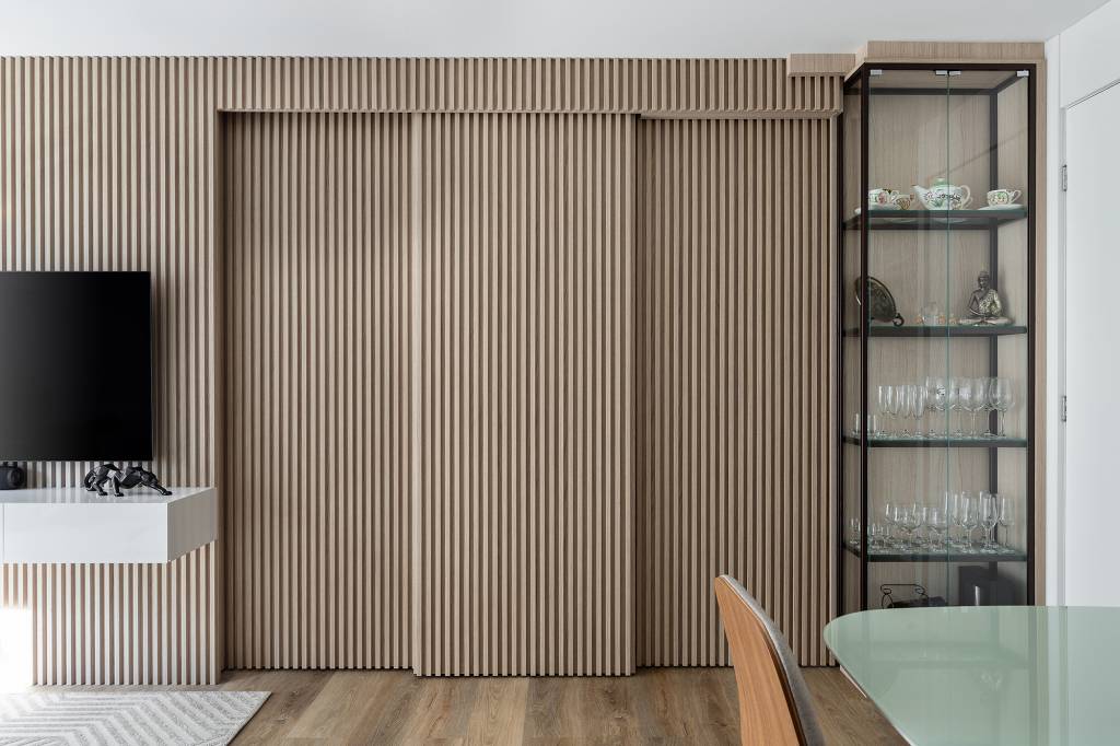 apartamento-56-m2-painel-correr-ripado-decor-minimalista-tulli-estudio-ivan-araujo-sala (15) Apartamento 56 m2 painel de correr ripado décor minimalista Tulli Estudio decoracao sala estante tv