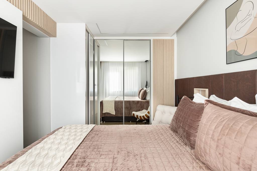 apartamento-56-m2-painel-correr-ripado-decor-minimalista-tulli-estudio-ivan-araujo-sala (6) Apartamento 56 m2 painel de correr ripado décor minimalista Tulli Estudio decoracao quarto cama cabeceira mesa quadro armario