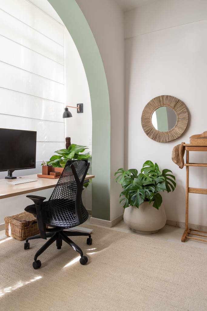 ape-100m-decor-natural-cantinho-de-leitura-isabella-lucena-27-home-office Home office com mesa de madeira sob arco de alvenaria e plantas