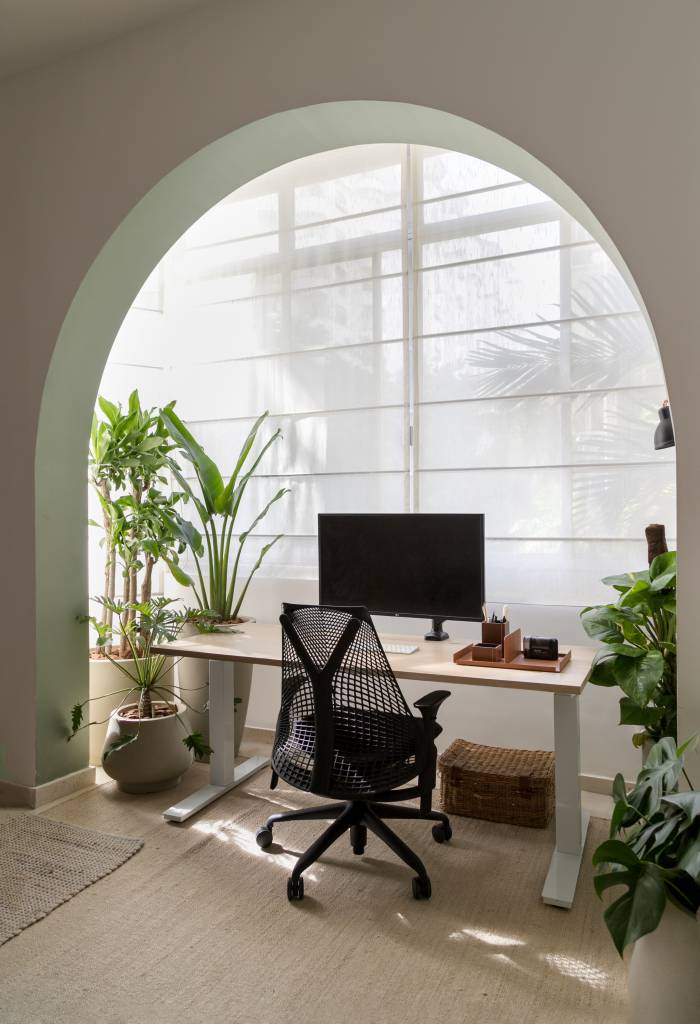 ape-100m-decor-natural-cantinho-de-leitura-isabella-lucena-28-home-office Home office com mesa de madeira sob arco de alvenaria e plantas