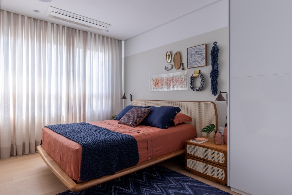 Apê 170 m2 adega 270 garrafas parede côncava sala Beatriz Quinelato decoração quarto casal cama cabeceira armario quadro