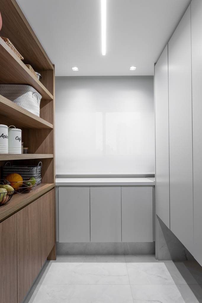 ape-230-m2-home-office-escondido-espaco-especial-pets-mrc-credito-thiago-travesso-cozinha(33) Apê 230 m2 home office escondido espaço especial pets MRC arq.design decoração cozinha despensa area de servico