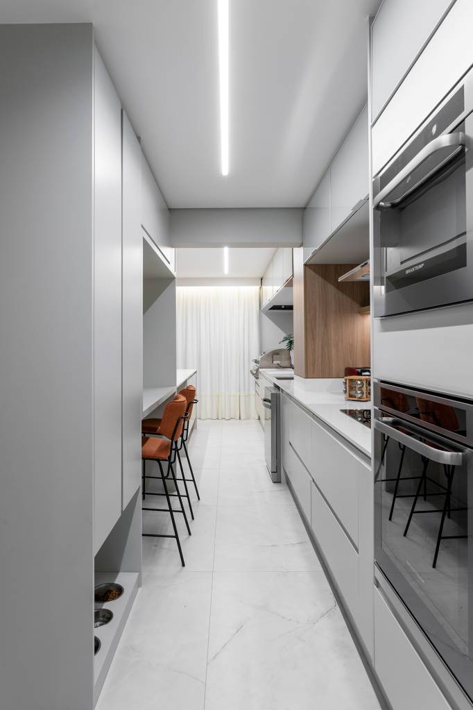 ape-230-m2-home-office-escondido-espaco-especial-pets-mrc-credito-thiago-travesso-cozinha(41) Apê 230 m2 home office escondido espaço especial pets MRC arq.design decoração cozinha refeições cadeira armario