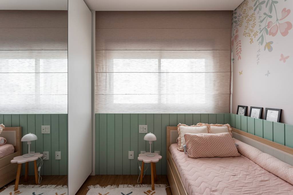 ape-230-m2-home-office-escondido-espaco-especial-pets-mrc-credito-thiago-travesso-quarto-infantil(13) Apê 230 m2 home office escondido espaço especial pets MRC arq.design decoração quarto infantil lambri cama espelho papel de parede cortina