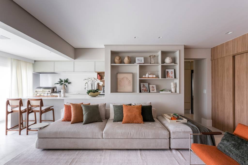 ape-230-m2-home-office-escondido-espaco-especial-pets-mrc-credito-thiago-travesso-sala (16) Apê 230 m2 home office escondido espaço especial pets MRC arq.design decoração sala estar cozinha estante sofa cadeira