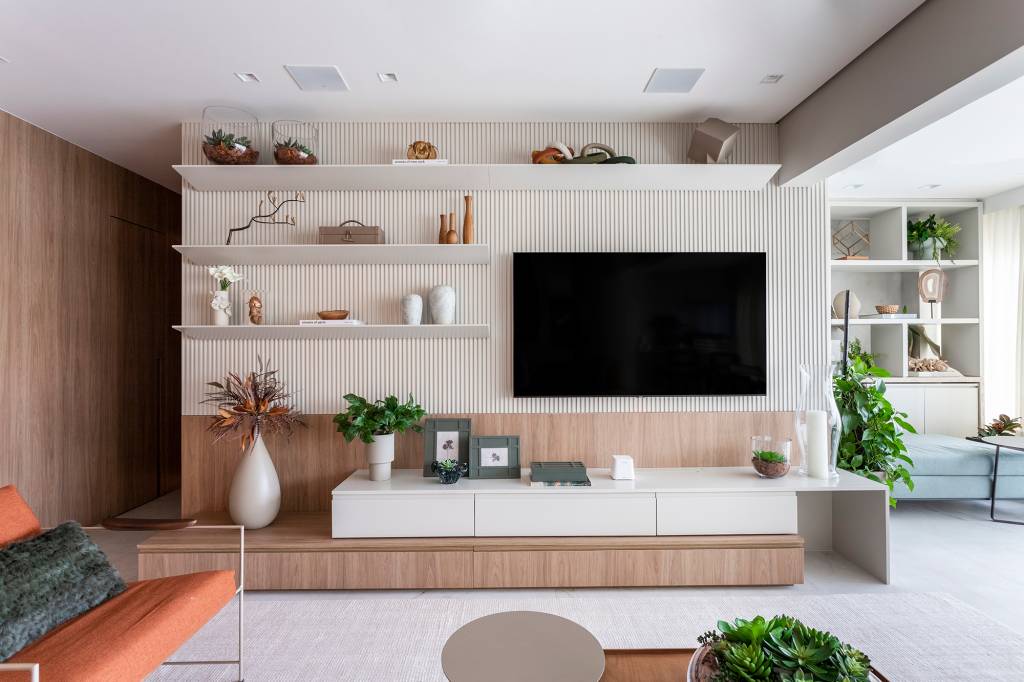 ape-230-m2-home-office-escondido-espaco-especial-pets-mrc-credito-thiago-travesso-sala (20) Apê 230 m2 home office escondido espaço especial pets MRC arq.design decoração sala estar tv estante poltrona madeira varnada mesa