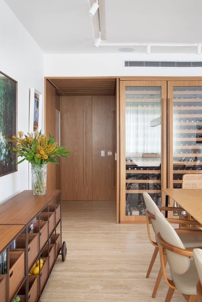 ape-230m-ganha-adega-closet-area-social-integrada-studio021arquitetura-13 Sala de jantar com mesa de madeira e cadeiras de madeira; adega em marcenaria.