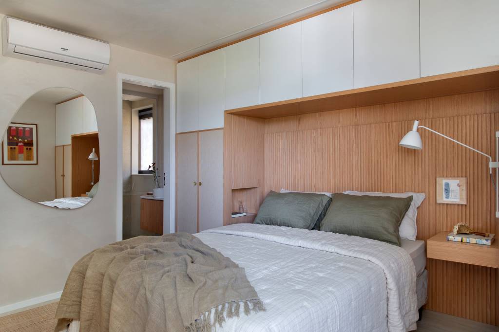 ape-85m-cozinha-integrada-decor-urbano-studio-pipa-arquitetura-17-quarto Quarto com marcenaria planejada e armário em volta da cama.