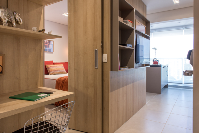 ape-compacto-32m-cozinha-com-ilha-sala-de-jantar-invando-arquitetura-10 Home office pequeno embutido em móvel de madeira