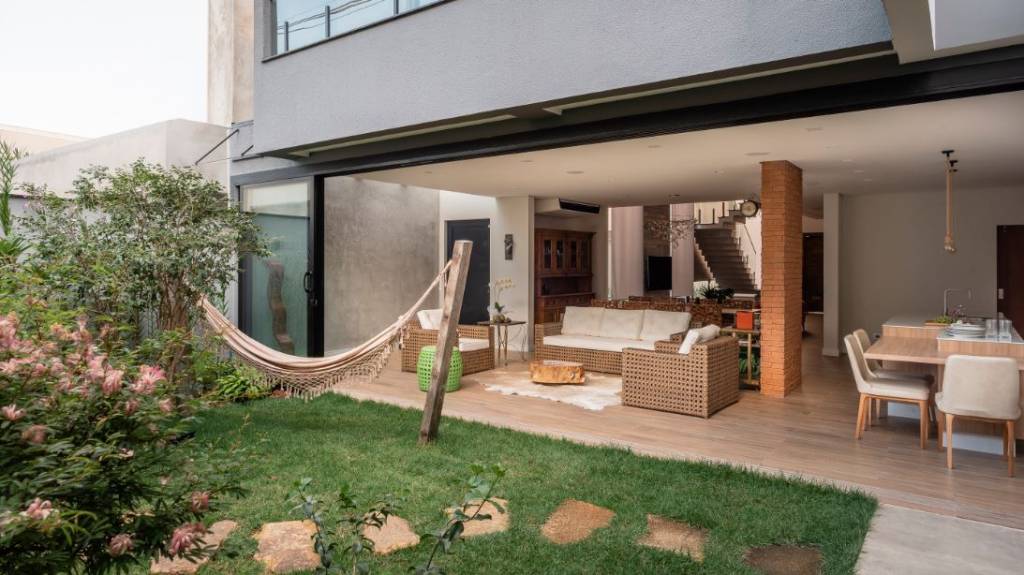 arquitetura-biofilica-o-que-e-beneficios-como-incorporar-pb-arquitetura-01 Casa com área social aberta para jardim.