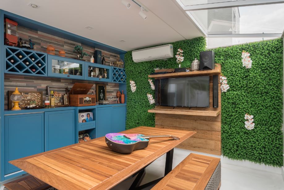 arquitetura-biofilica-o-que-e-beneficios-como-incorporar-pb-arquitetura-02 Cozinha com marcenaria azul e parede verde; jardim vertical.