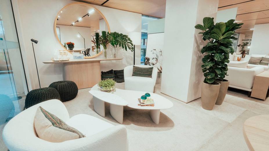 Carolina Druck e Vanessa Nascimento (Brentwood) - O ambiente composto por móveis curvos, formas orgânicas e cores suaves procurou explorar diversas texturas por meio de materiais naturais e tramas. “Uma das identidades do escritório é o uso da biofilia, conectando os espaços com a natureza, promovendo o bem-estar e conforto para os seus ocupantes”, conta Carol. “Não tem lugar melhor do que uma sala de jantar para reuniões familiares. Daí surgiu a ideia de fazer um ambiente para colecionar os melhores momentos”, completa Vanessa. Carolina Druck e Vanessa Nascimento (Brentwood) - O ambiente composto por móveis curvos, formas orgânicas e cores suaves procurou explorar diversas texturas por meio de materiais naturais e tramas. “Uma das identidades do escritório é o uso da biofilia, conectando os espaços com a natureza, promovendo o bem-estar e conforto para os seus ocupantes”, conta Carol. “Não tem lugar melhor do que uma sala de jantar para reuniões familiares. Daí surgiu a ideia de fazer um ambiente para colecionar os melhores momentos”, completa Vanessa.