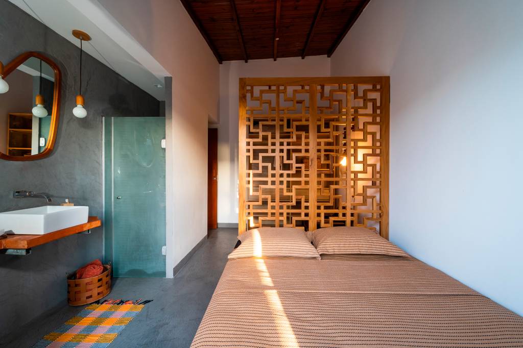 casa-sustentavel-bahia-conceito-rustico-elementos-regionais-alphaz-concept-quarto(7) Casa sustentável Bahia conceito rústico elementos regionais Alphaz Concept decoração quarto biombo cama espelho tapete