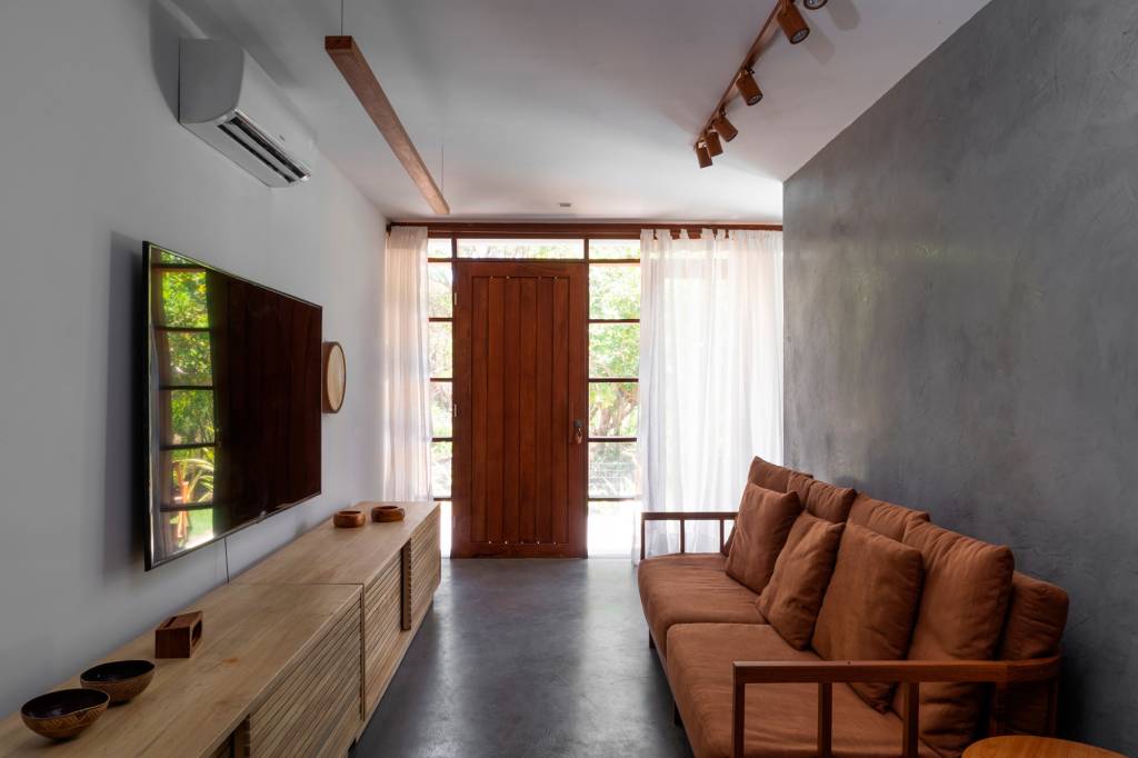casa-sustentavel-bahia-conceito-rustico-elementos-regionais-alphaz-concept-sala (15) Casa sustentável Bahia conceito rústico elementos regionais Alphaz Concept decoração sala tv sofa cimento queimado madeira