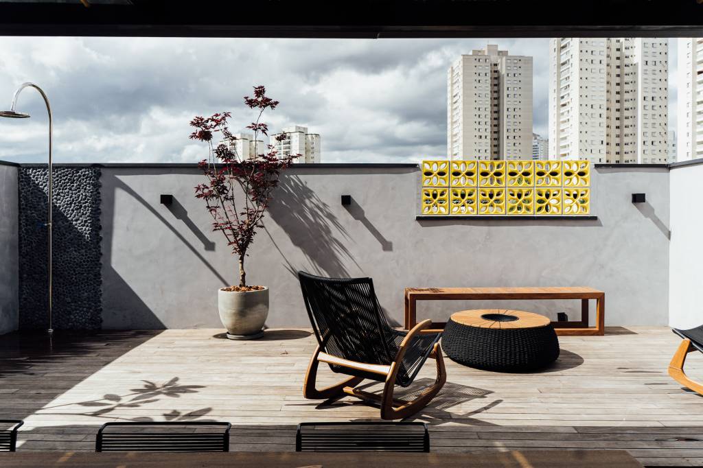 cobertura-190-m2-sao-paulo-ares-fazenda-decor-rustico-jordana-goes-credito-katediego-studio-espaco-gourmet (1) Cobertura 190 m2 São Paulo ares fazenda décor rústico Jordana Goes decoracao deck madeira banco cobogo espreguiçadeira