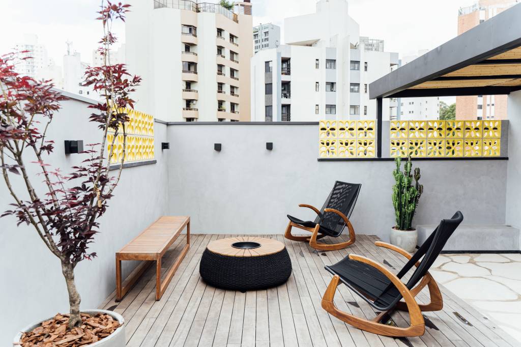 cobertura-190-m2-sao-paulo-ares-fazenda-decor-rustico-jordana-goes-credito-katediego-studio-espaco-gourmet (12) Cobertura 190 m2 São Paulo ares fazenda décor rústico Jordana Goes decoracao deck madeira banco cobogo espreguiçadeira