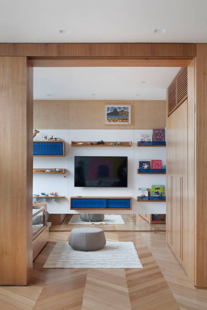cobertura-260m-gramado-natural-escala-arquitetura-13 Sala de jantar integrada com quarto infantil com porta de correr de madeira.