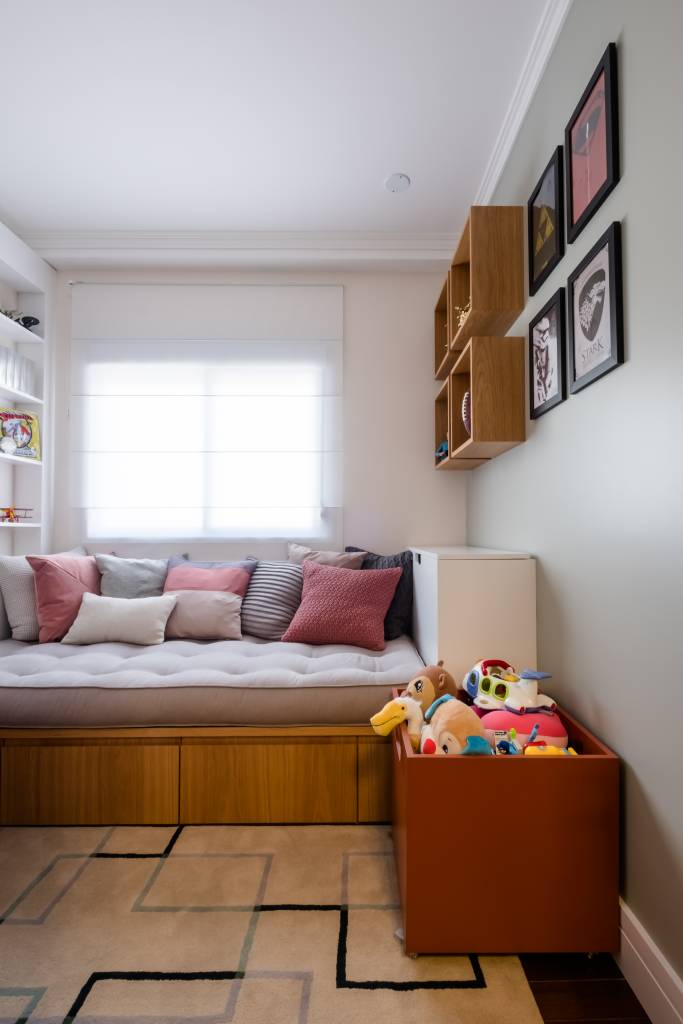 descubra-versatilidade-futon-na-decoracao-studio-tan-gram-foto-estudio-sao-paulo-08 Quarto infantil com futon cinza.