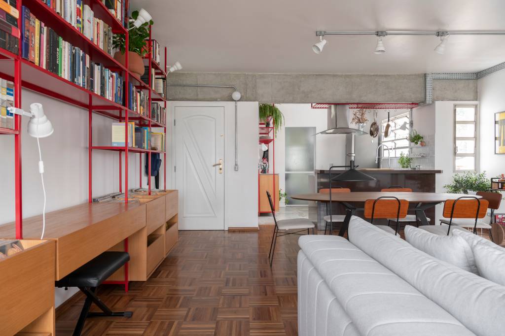 estante-serralheria-vermelha-destaque-ape-100m-cota-760-arquitetura-12 Sala de estar integrada com cozinha, estante de serralheria de madeira e iluminação com trilhos de spots.