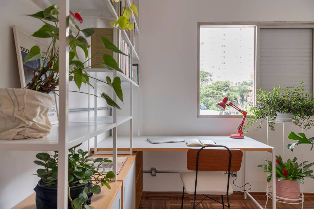 estante-serralheria-vermelha-destaque-ape-100m-cota-760-arquitetura-21-home-office Home office com estante branca e bancada branca.