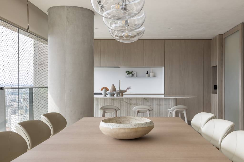 estilo-japandi-decor-ape-aconchegante-275-m2-si-saccab-credito-evelyn-muller-gourmet(39) Estilo Japandi décor apê aconchegante 275 m² Si Saccab decoracao escandinavo neutro gourmet bancada banco madeira marcenaria mesa jantar luminaria