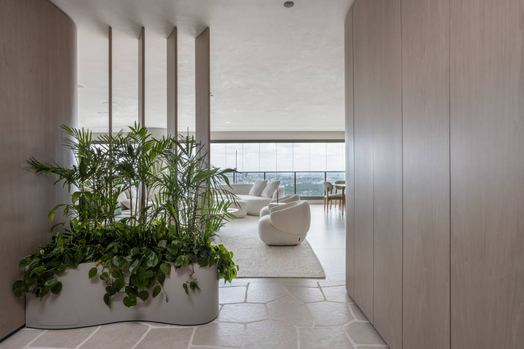 estilo-japandi-decor-ape-aconchegante-275-m2-si-saccab-credito-evelyn-muller-hall(13) Estilo Japandi décor apê aconchegante 275 m² Si Saccab decoracao escandinavo neutro hall banco madeira marcenaria brise vaso