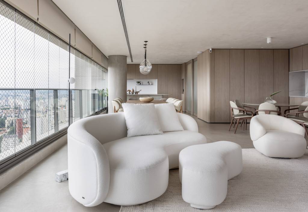 estilo-japandi-decor-ape-aconchegante-275-m2-si-saccab-credito-evelyn-muller-living (19) Estilo Japandi décor apê aconchegante 275 m² Si Saccab decoracao escandinavo neutro sala living madeira marcenaria estar sofa tapete mesa cadeira