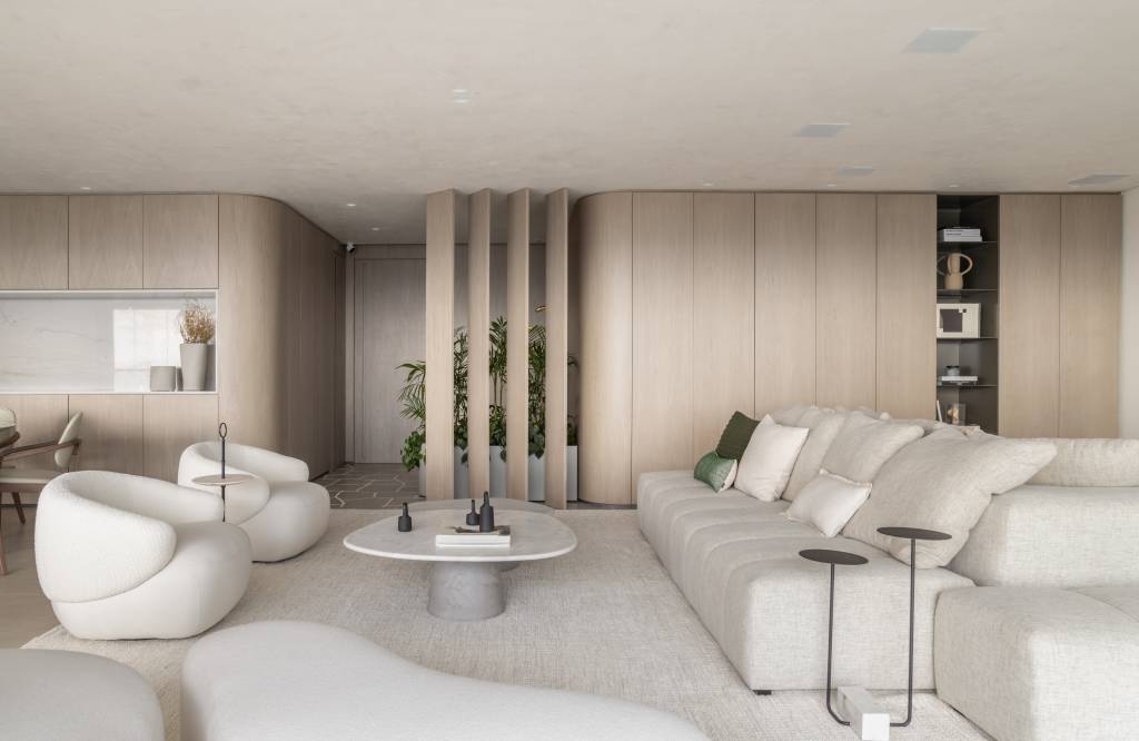 estilo-japandi-decor-ape-aconchegante-275-m2-si-saccab-credito-evelyn-muller-living (49) Estilo Japandi décor apê aconchegante 275 m² Si Saccab decoracao escandinavo neutro sala living madeira sofa poltrona mesa tapete marcenaria