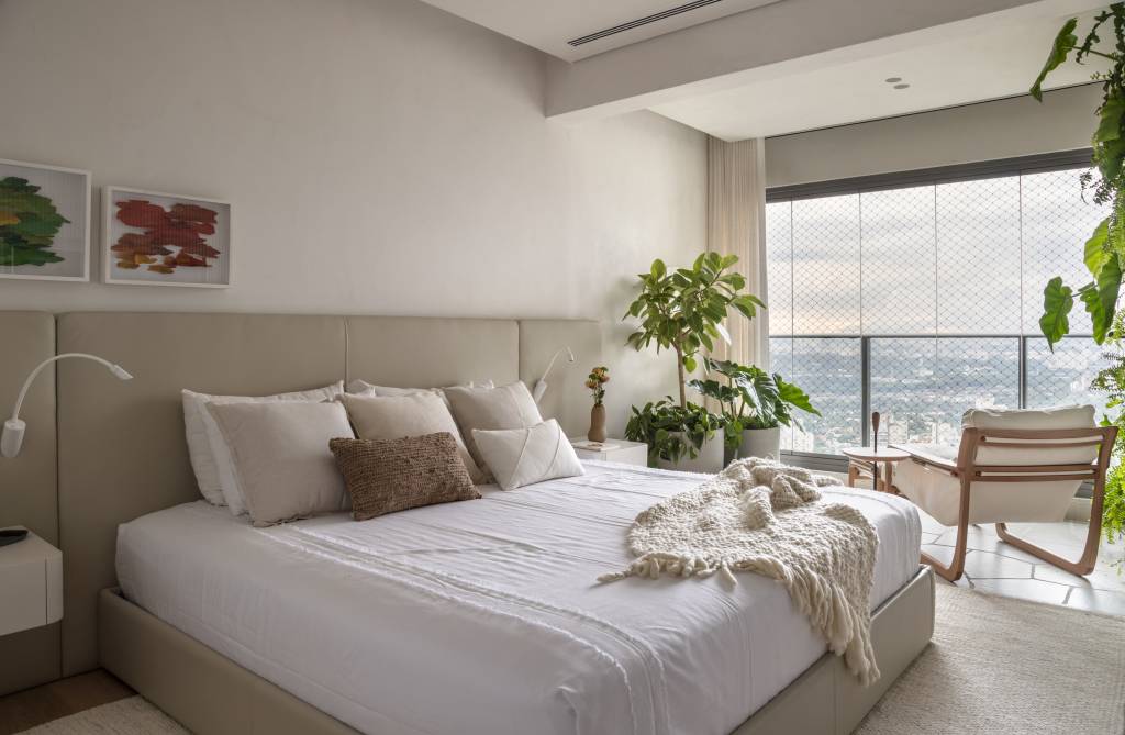 estilo-japandi-decor-ape-aconchegante-275-m2-si-saccab-credito-evelyn-muller-suite(59) Estilo Japandi décor apê aconchegante 275 m² Si Saccab decoracao escandinavo neutro quarto casal cama varanda cabeceira planta