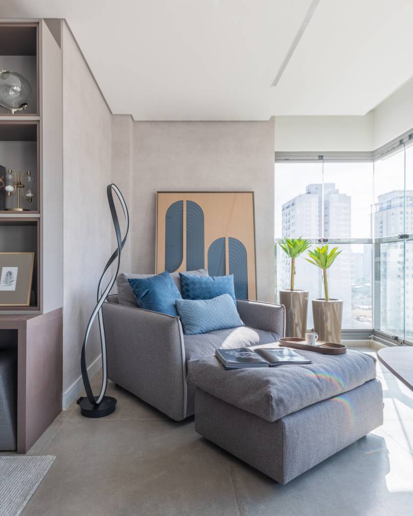 iluminacao-led-elegancia-sobria-ape-95m-bma-studio-09-poltrona-cantinho-leitura Varanda integrada; cantinho de leitura com poltrona cinza, pufe e luminária de piso