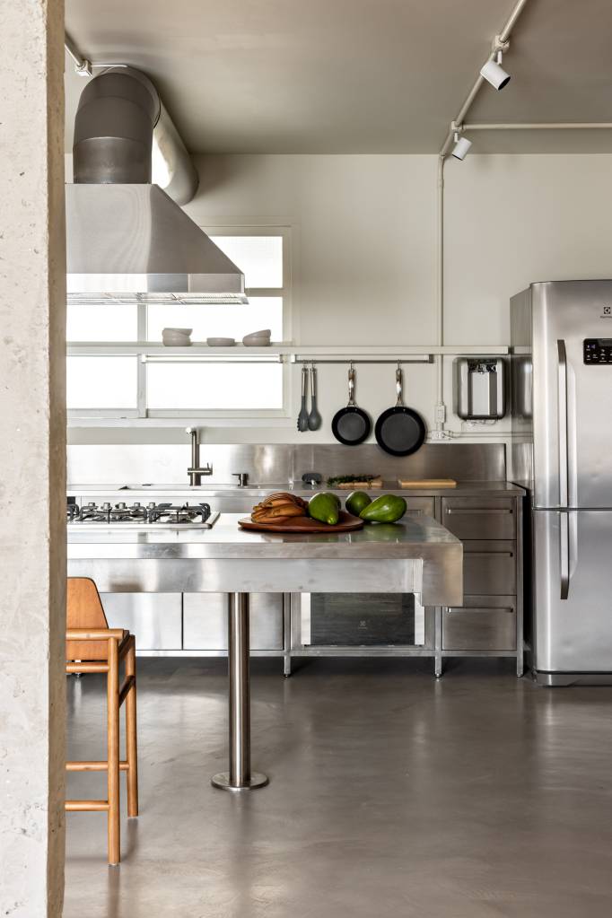 mescla-rustico-industrial-ape-167m-com-home-office-na-sala-memola-estudio-34 Cozinha integrada em estilo rústico e industrial com ilha, bancada; coifa e cristaleira de madeira.