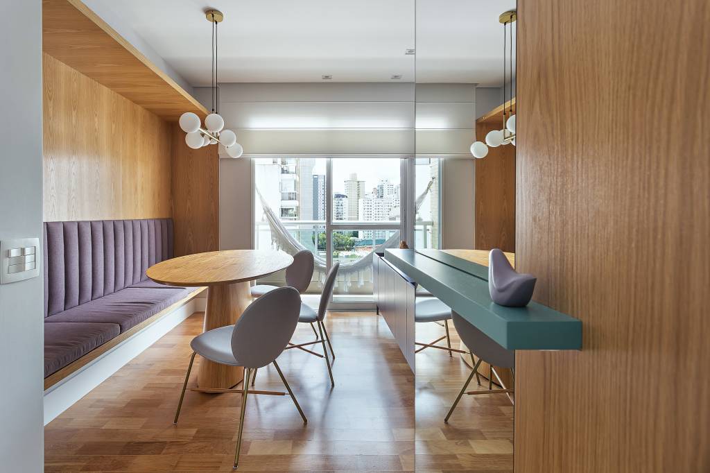 Móveis coloridos personalidade apê 72 m2 Adriana Diegues decoracao madeira apartamento sala canto alemao madeira espelho mesa