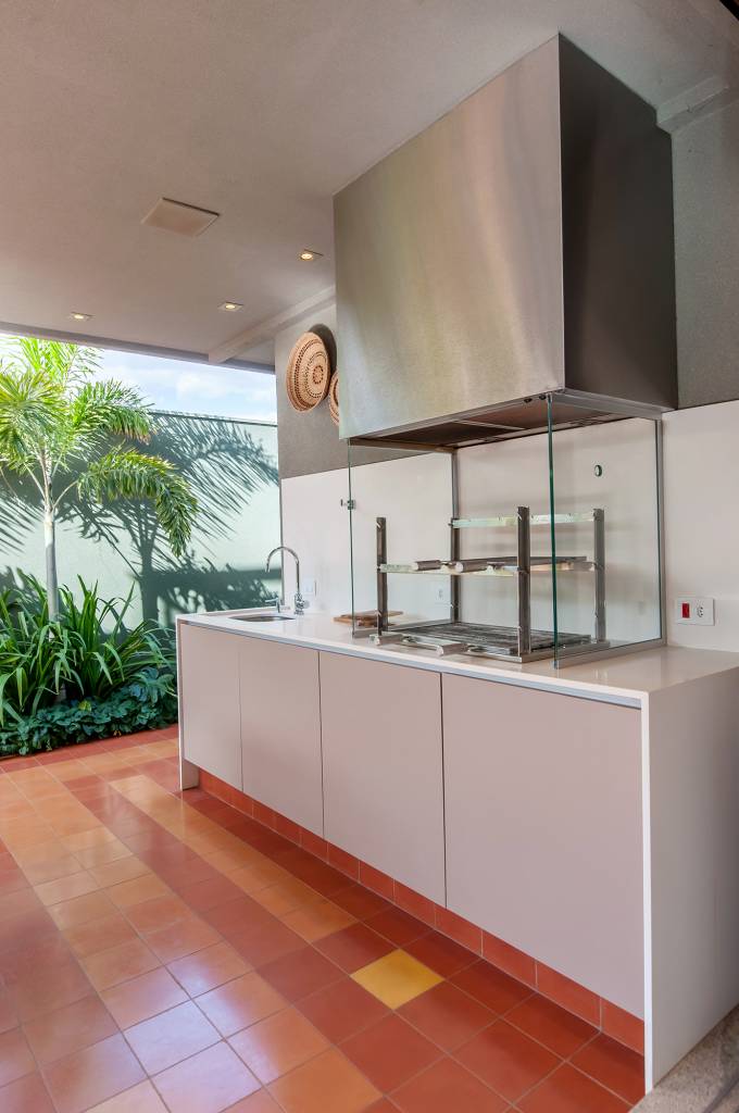 projeto-casa-357-m2-privilegia-madeira-materiais-naturais-paiva-passarini-xavier-neto (12) Projeto casa 357 m2 madeira materiais naturais Paiva e Passarini Arquitetura decoracao jardim churrasqueira gourmet