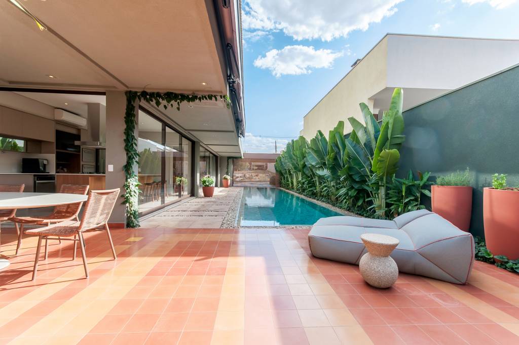projeto-casa-357-m2-privilegia-madeira-materiais-naturais-paiva-passarini-xavier-neto (13) Projeto casa 357 m2 madeira materiais naturais Paiva e Passarini Arquitetura decoracao jardim varanda piscina area externa