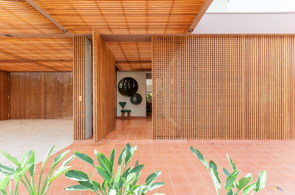 projeto-casa-357-m2-privilegia-madeira-materiais-naturais-paiva-passarini-xavier-neto (2) Projeto casa 357 m2 madeira materiais naturais Paiva e Passarini Arquitetura decoracao hall cadeira muxarabi entrada