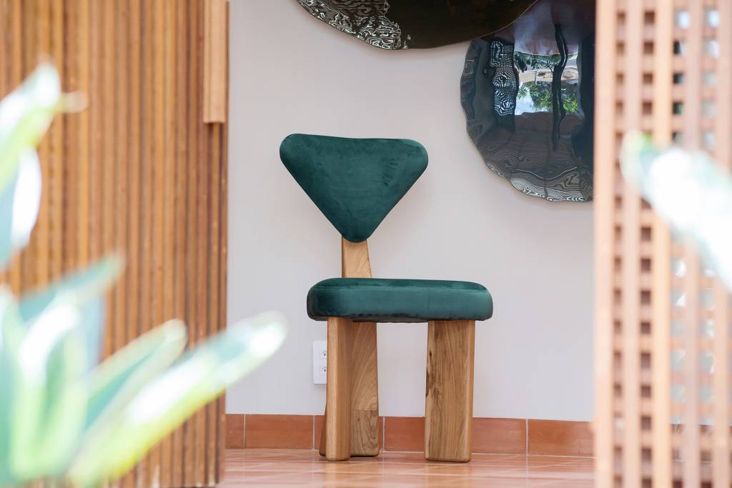 projeto-casa-357-m2-privilegia-madeira-materiais-naturais-paiva-passarini-xavier-neto (3) Projeto casa 357 m2 madeira materiais naturais Paiva e Passarini Arquitetura decoracao hall cadeira muxarabi