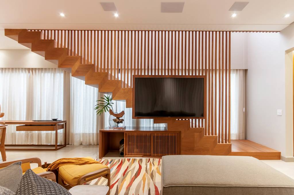projeto-casa-357-m2-privilegia-madeira-materiais-naturais-paiva-passarini-xavier-neto (5) Projeto casa 357 m2 madeira materiais naturais Paiva e Passarini Arquitetura decoracao sala escada madeira sofa mesa cortina