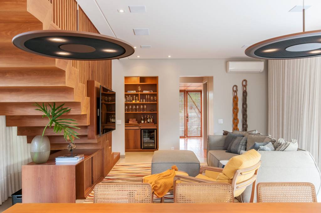 projeto-casa-357-m2-privilegia-madeira-materiais-naturais-paiva-passarini-xavier-neto (8) Projeto casa 357 m2 madeira materiais naturais Paiva e Passarini Arquitetura decoracao sala escada madeira sofa mesa adega