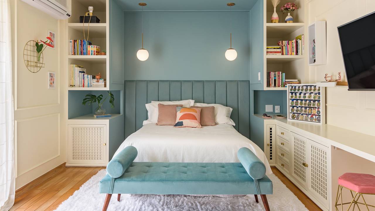 Quarto ar clássico pórtico de marcenaria boiseries Uneek Arquitetura tapete poltrona rosa azul quadro cama portico marcenaria