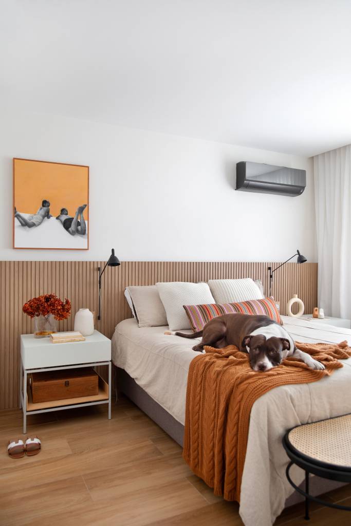 reforma-ape-60m-duas-suites-lavanderia-camuflada-sketchlabarquitetura-15-quarto Quarto com cama de casal com cabeceira de madeira ripada, luminária lateral.