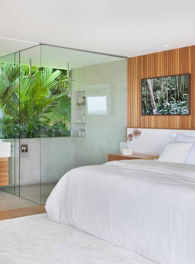 suite-80m-closet-refugio-atmosfera-hotel-diego-raposo-arquitetos-12 Suíte branca com vista para jardim; banheiro com espelhos redondos e bancada para casal.