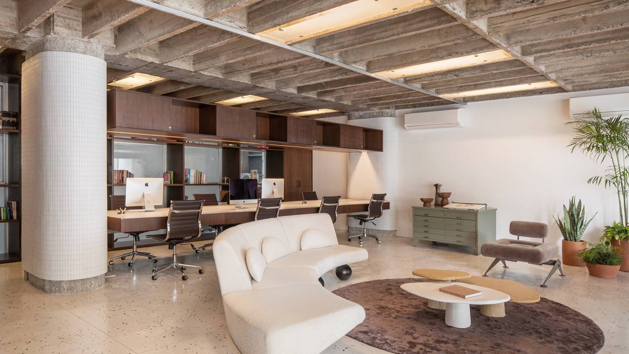 Vaga Arquitetura revitaliza imóvel centro São Paulo abrigar sede arquitetura retrofit escritório mesa cadeira estante tapete mesa