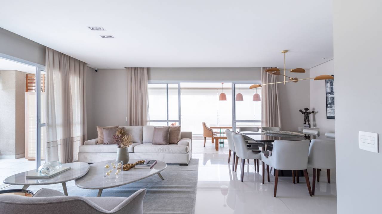 Apartamento 240 m2 família gêmeos dois meses Sabrina Salles decoração sala jantar mesa cadeira sofa tapete varanda cortina