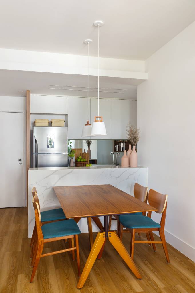 apartamento-70-m2-tres-quartos-quatro-espacos-home-office-ag-arquitetura-credito-luiza-schreier-cozinha(3) Apartamento 70 m2 três quartos quatro espaços home office A+G Arquitetura decoração cozinha armario madeira espelho backsplash sala jantar americana mesa